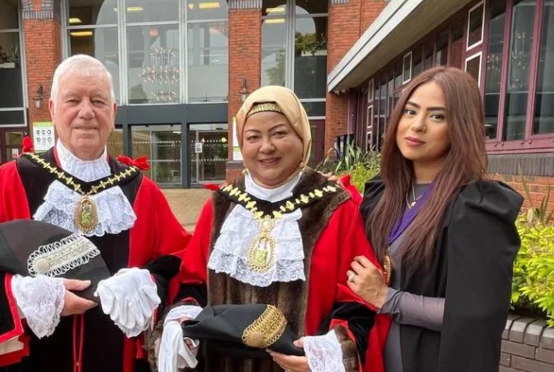 Мусульманка в хиджабе стала мэром английского города