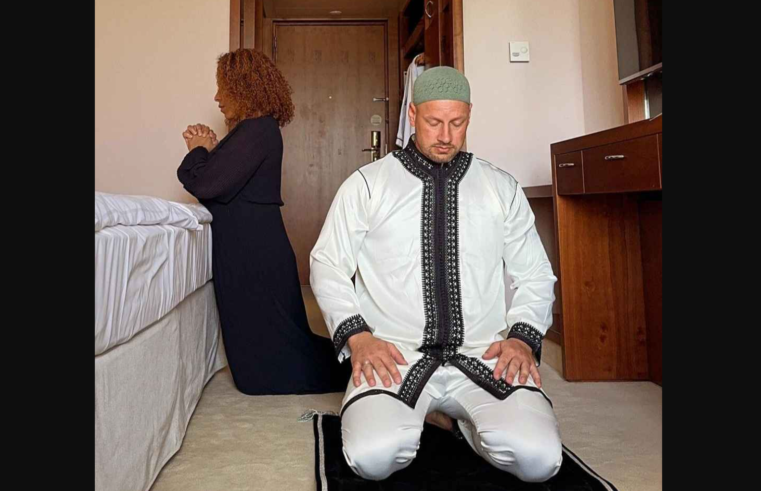 Принявший ислам коуч показал, как молится бок о бок с женой-христианкой
