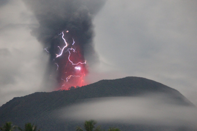 Вулкан в Индонезии показал людям уникальное природное явление