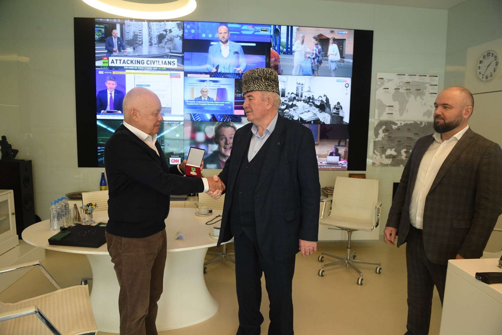 Телеведущий Дмитрий Киселев получил награду северокавказских мусульман