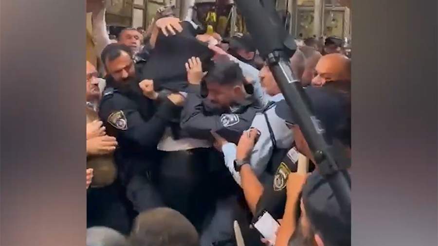 Израильские силовики жестким задержанием сорвали церемонию в храме Гроба Господня (видео)