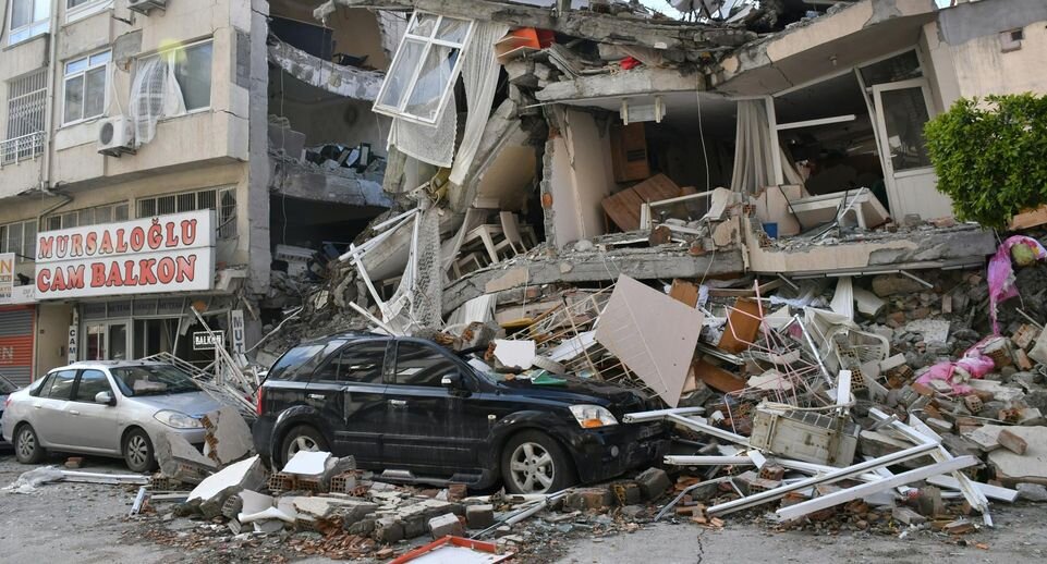Глава МВД предупредил жителей Стамбула на фоне обрушения дома