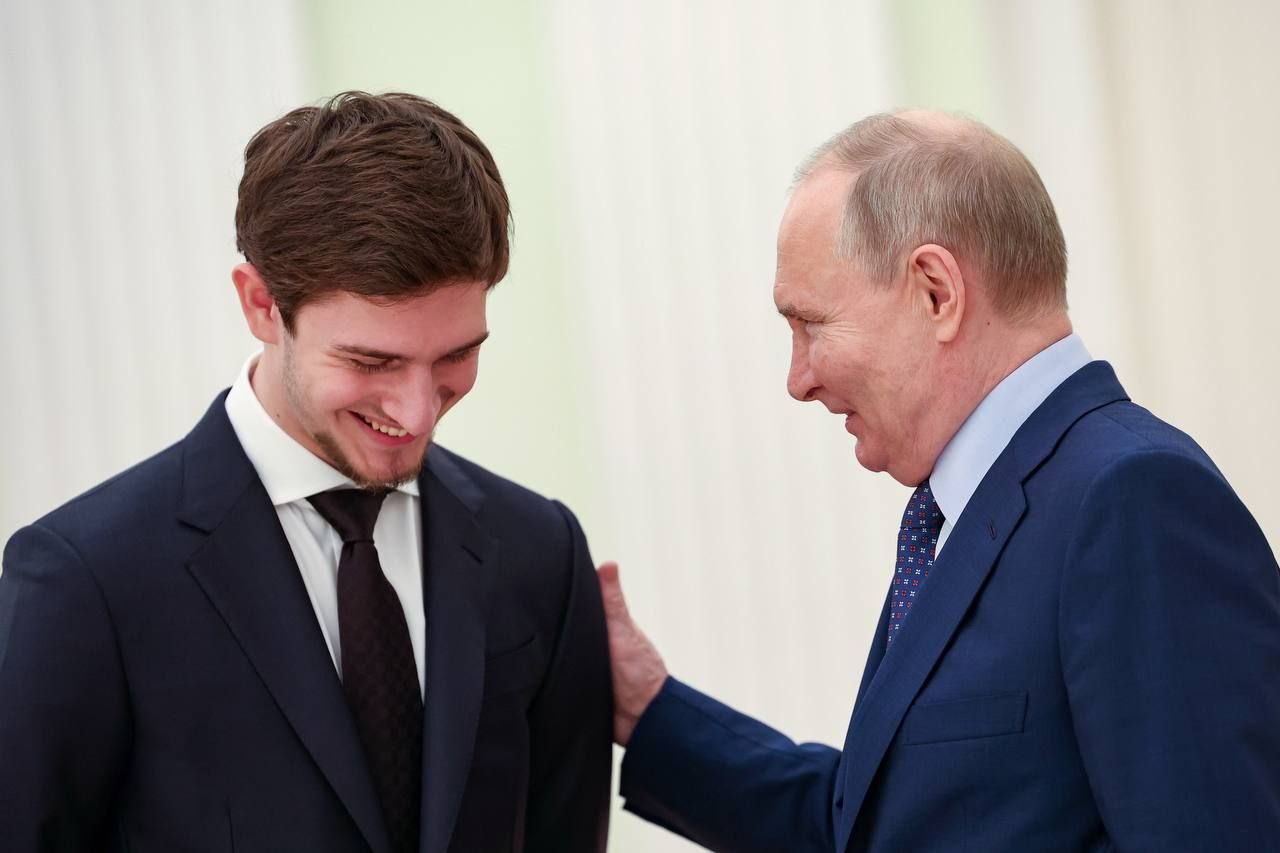 Президент Путин тепло принял среднего сына Рамзана Кадырова в Кремле