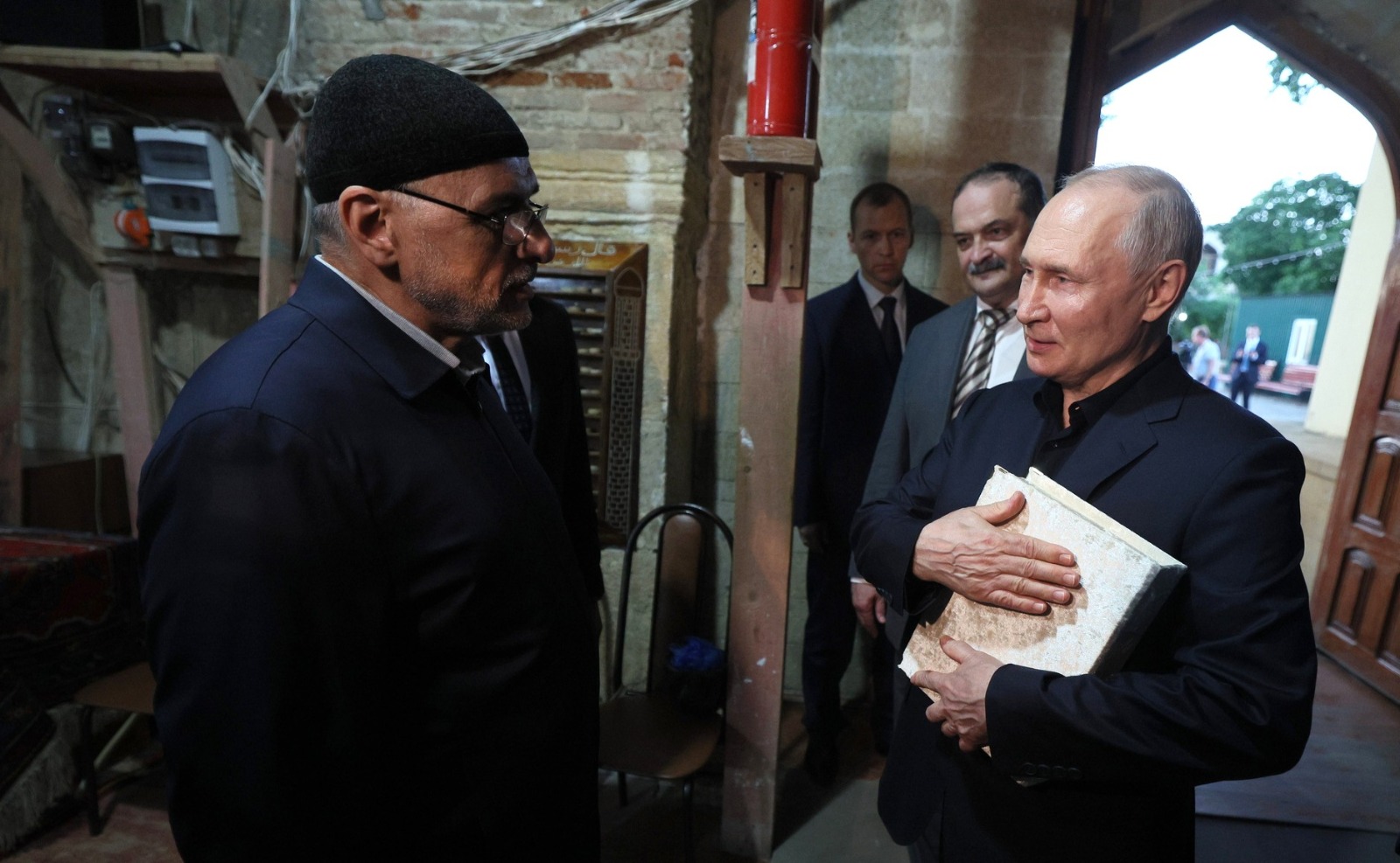 Владимир Путин с Кораном в мечети Дербента
