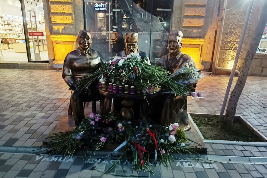 Сегодня памятник «Братству трех религий» завален цветами. Фото: В.Ворсобин