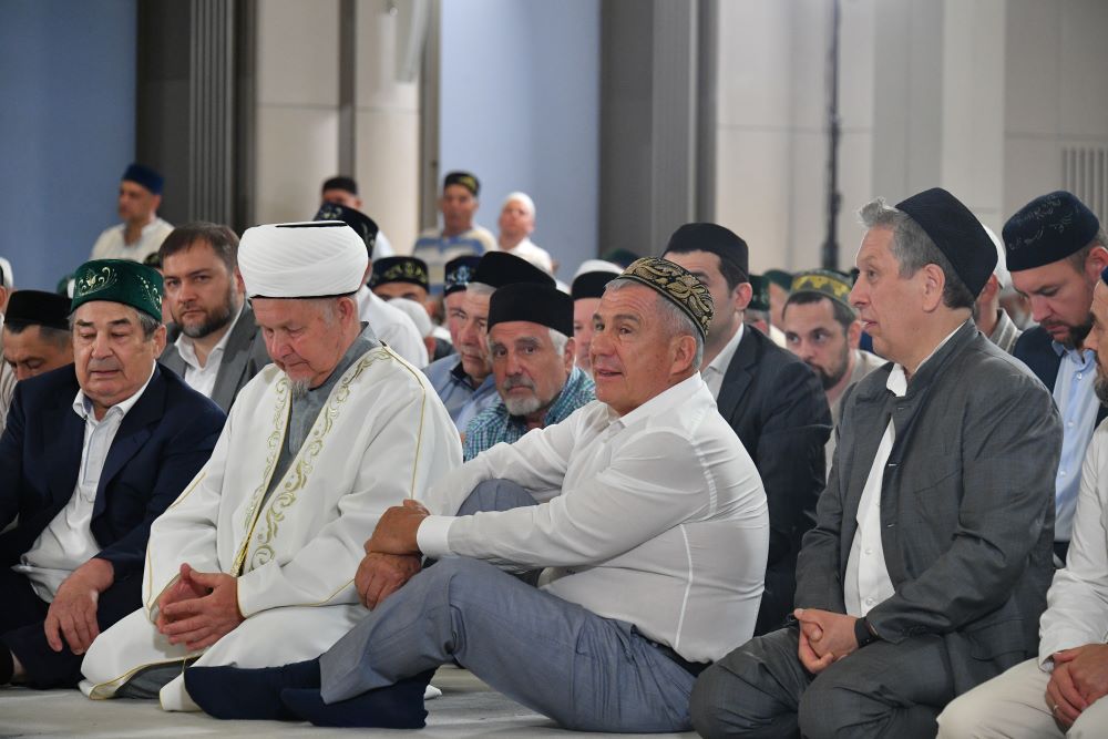 Раис Татарстана во время праздничной проповеди в мечети Альметьевска