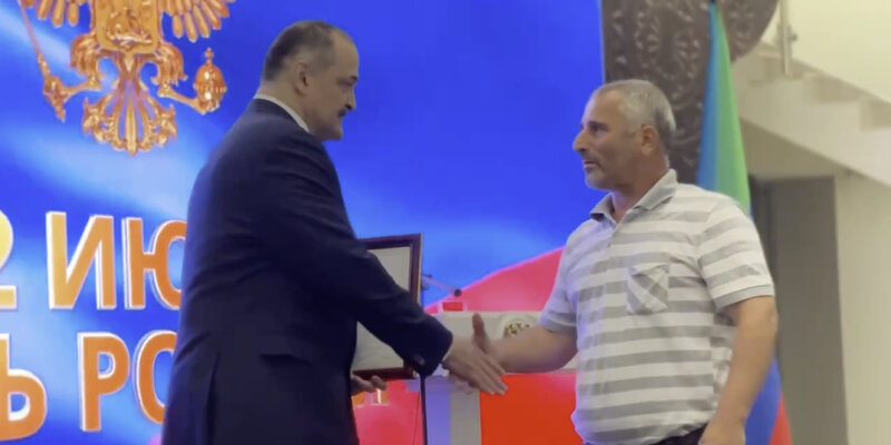 Глава Дагестана поблагодарил родителей бойца, который вынес раненых с поля боя