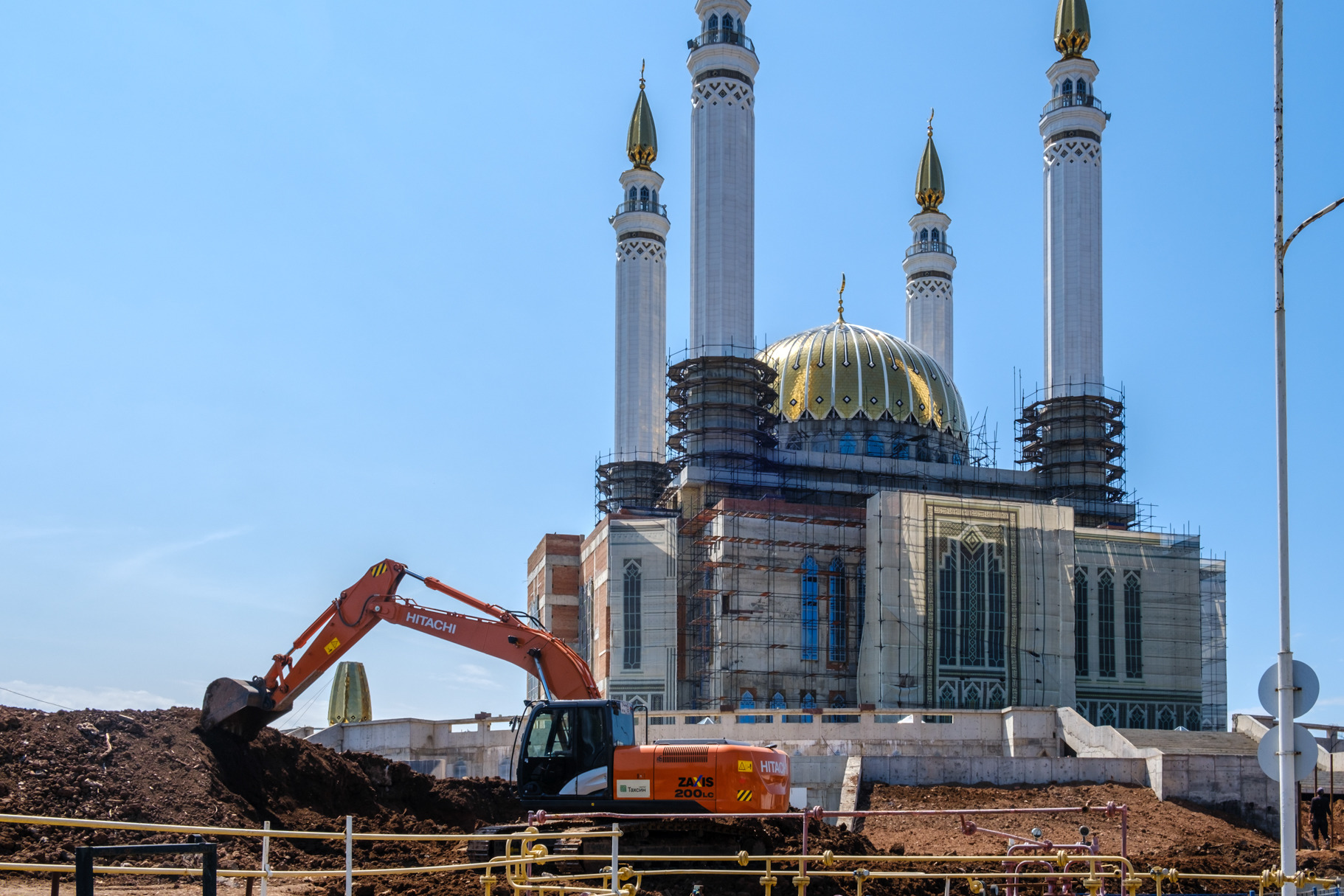 В Уфе получили важный груз из Греции для строительства мечети Ар-Рахим