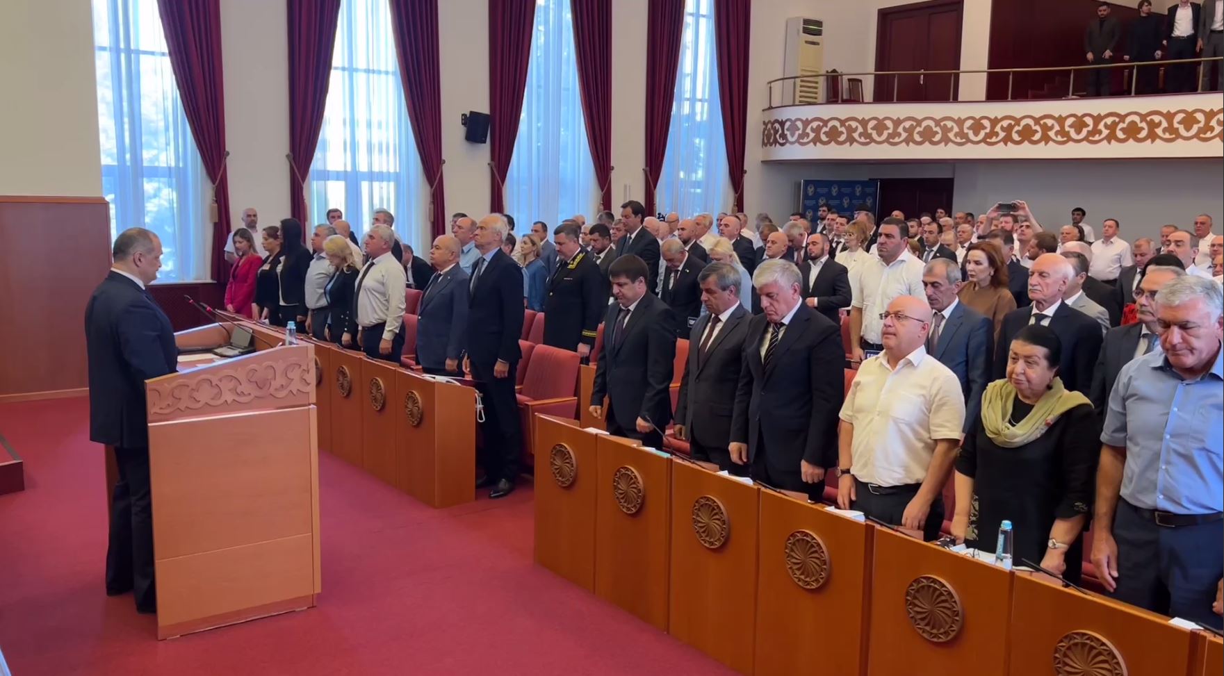 Минута молчания на заседании парламента Дагестана