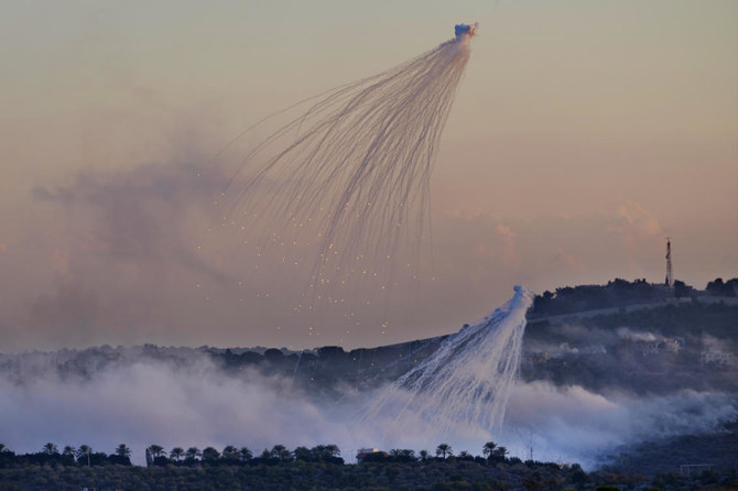 Фосфорные бомбы в небе над деревней Духейра на юге Ливана