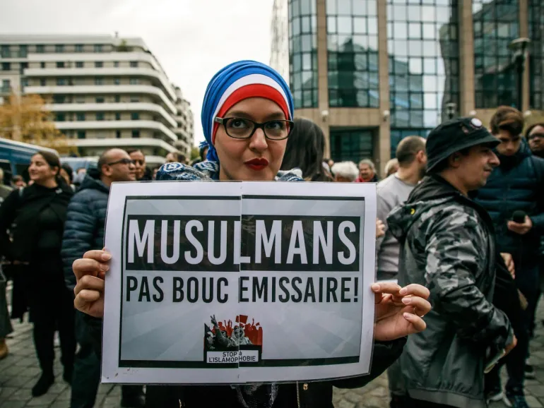 На плакате «Мусульмане не козлы отпущения»