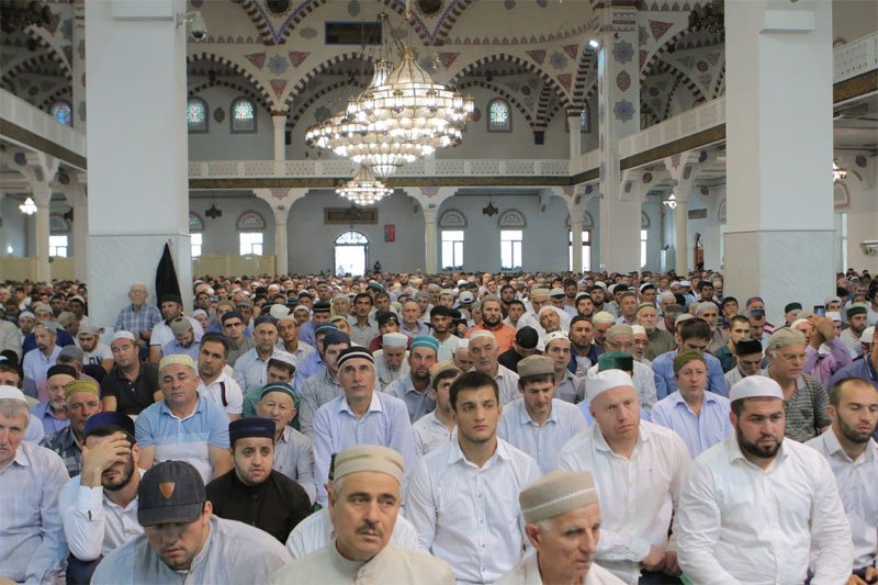 Намаз в Соборной мечети Махачкалы. Фото: islamdag.ru