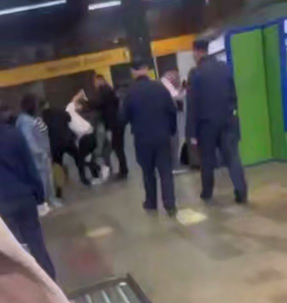 Арега сопровождают к машине