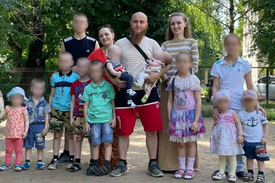 Иван Сухов с женами и детьми. Фото: polygamy_blog/VK