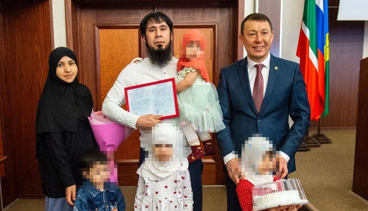 Семья Мухиддина Холзоды и Рамиль Муллин. Фото: Telegram-канал Рамиля Муллина