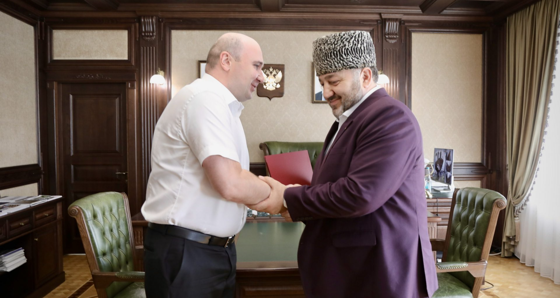 Мэр Черкесска Алексей Баскаев и муфтий КЧР Мухаммад Эркенов. Фото: denresp.ru