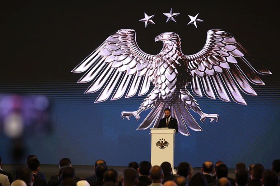 Презентация герба президентом Ахмадом Шараа в Дамаске. Фото: Izettin Kasim/Anadolu/Reuters
