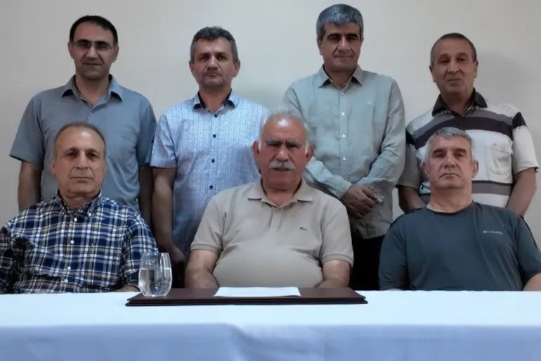 Оджалан (в центре) объявляет о завершении вооружённой борьбы Курдской рабочей партии