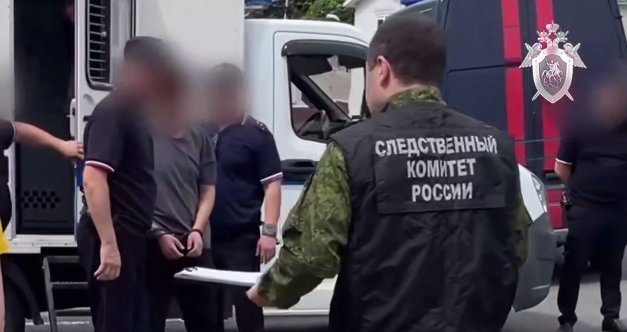 Одного из задержанных подростков выводят на улицу. Фрагмент видео СК РФ
