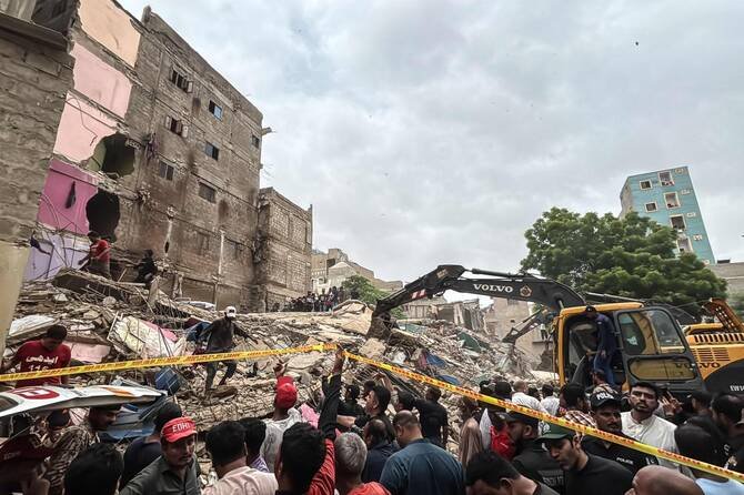 Разбор завалов на месте обрушения жилого дома в Карачи, фото AFP