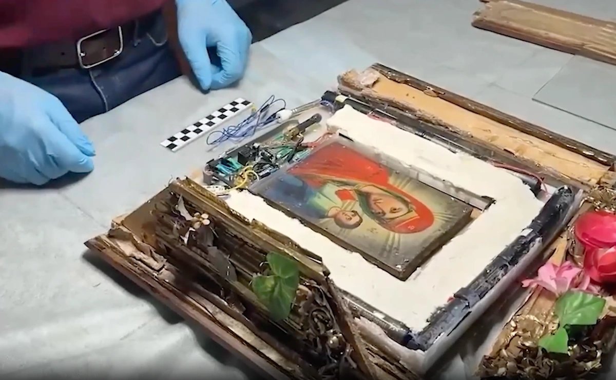 Икона со взрывчаткой. Видео © ФСБ РФ