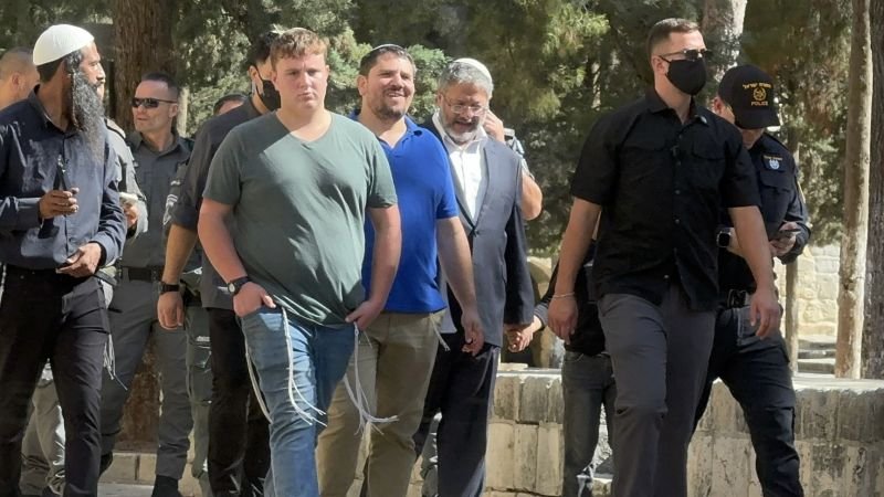 Министр Бен-Гвир (в очках) идет по территории Аль-Аксы в сопровождении израильских поселенцев. Фото: Jerusalem Islamic Waqf/Handout/Anadolu/Getty Images