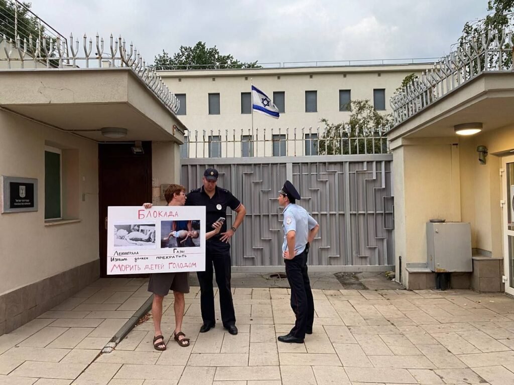 Эрнест Султанов с плакатом перед посольством Израиля