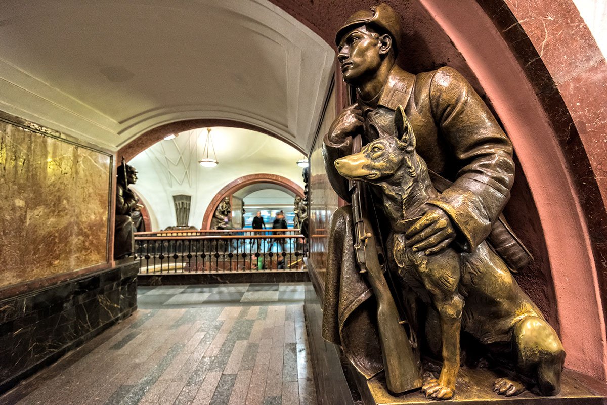 На станции метро Площадь революции