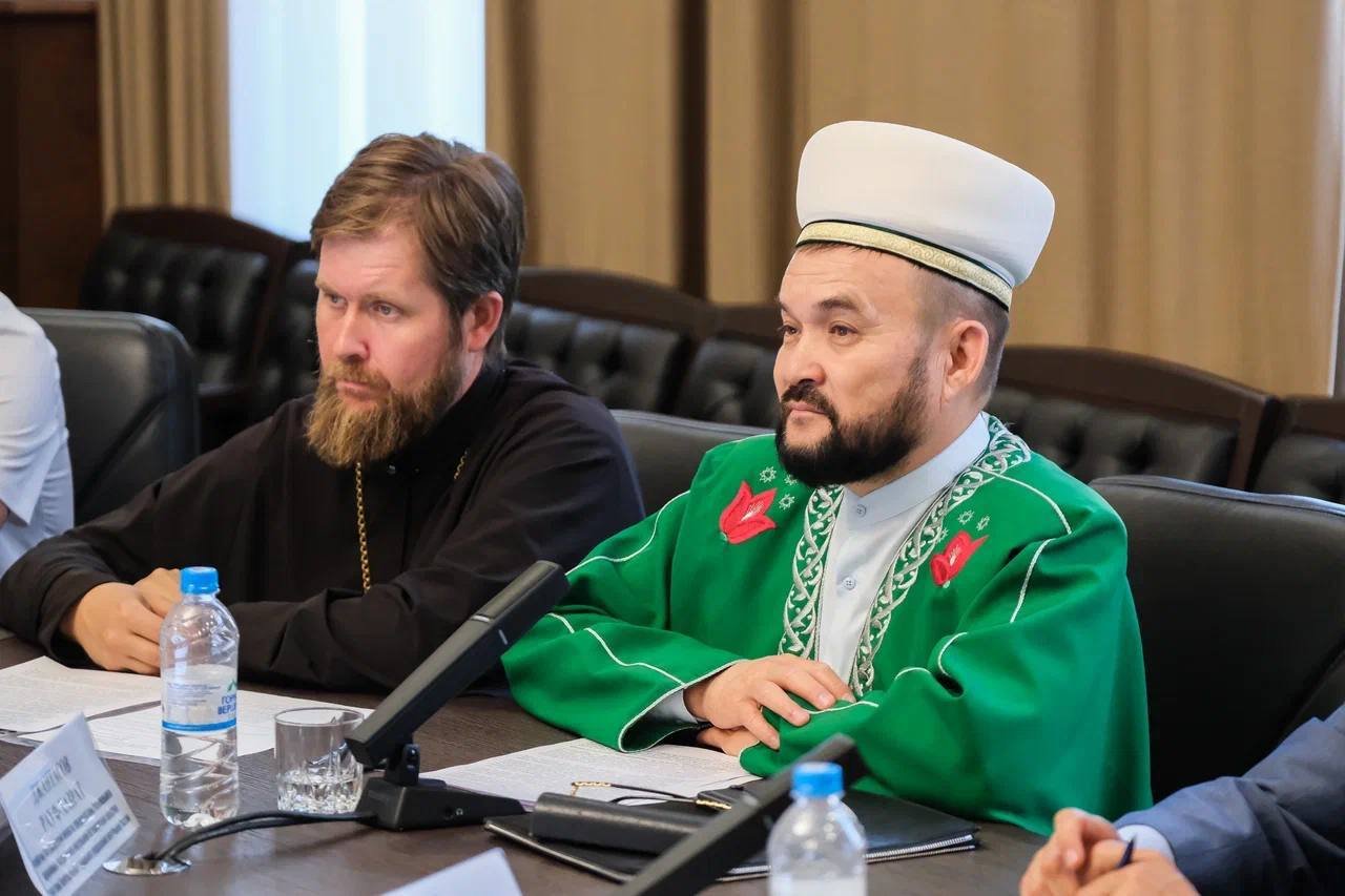 Протоиерей Дионосий и муфтий Раф Джантасов. Фото: Astrobl.ru
