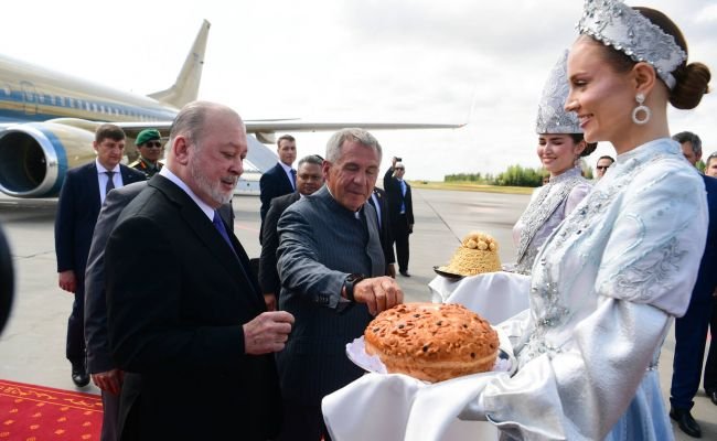Прибывшего в Казань на «золотом» самолете короля Малайзии угостили чак-чаком