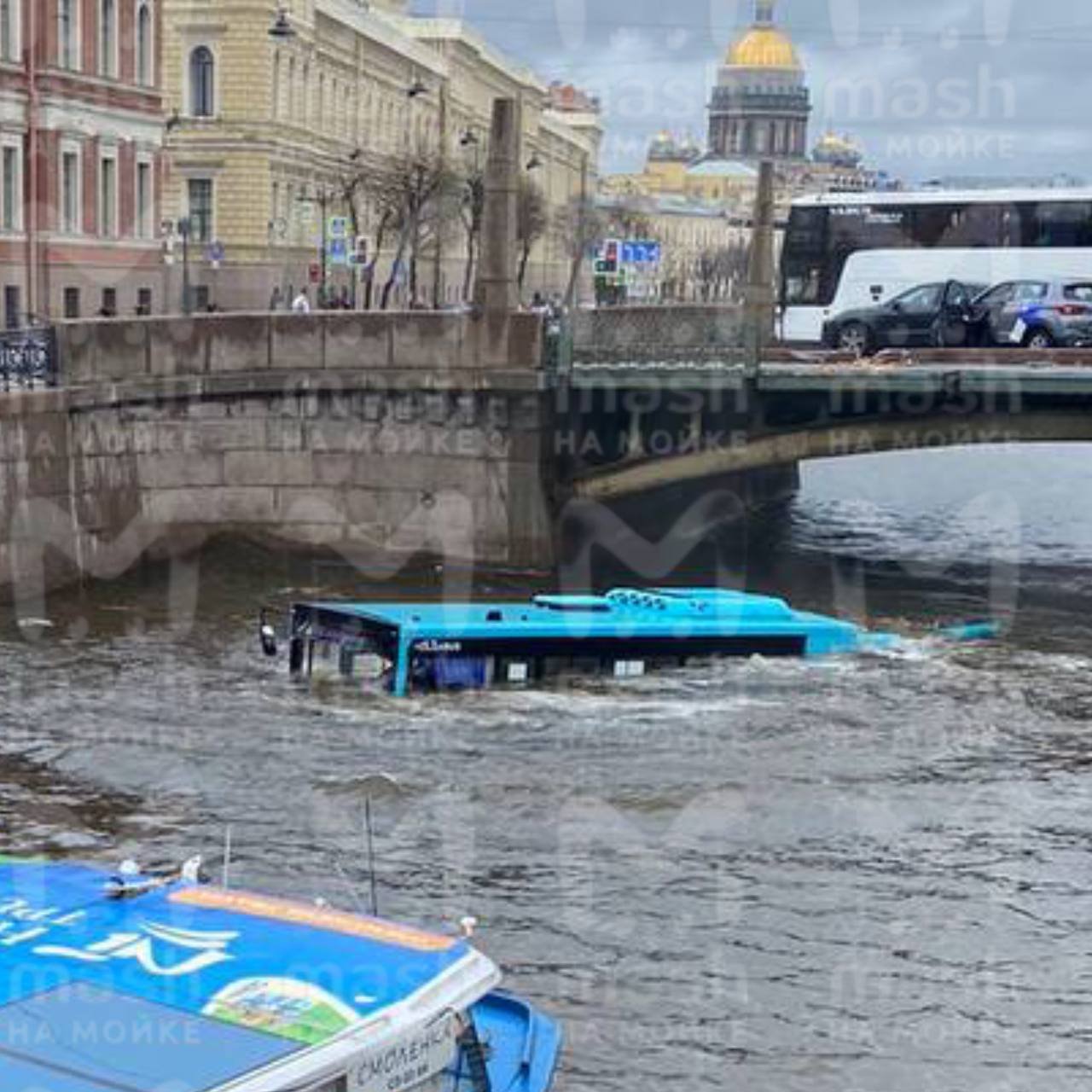 Падение автобуса в реку Мойка, фото pikabu.ru