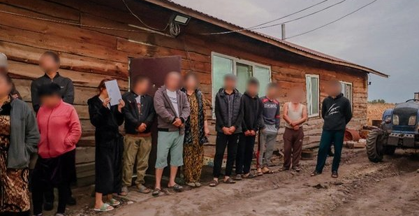 Освобождённые из трудового рабства узбекистанцы. Фото: соцсети