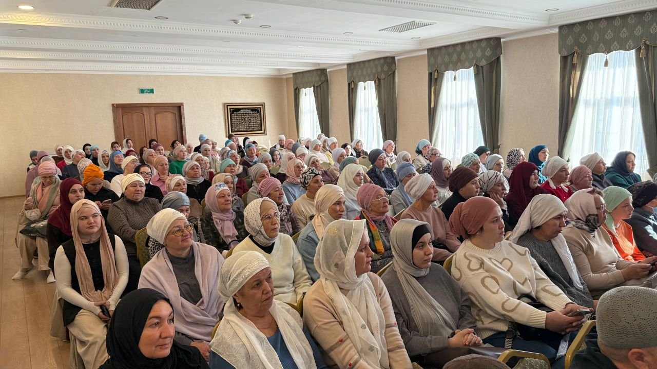 На первое занятие собралось более 150 учащихся разных возрастов. Фото: ДУМ РТ