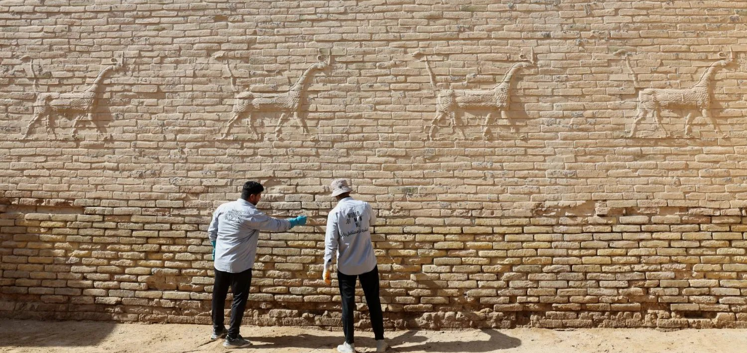 Работники удаляют налет их соли с древней стены в Вавилоне, фото Reuters, Ahmed Saad