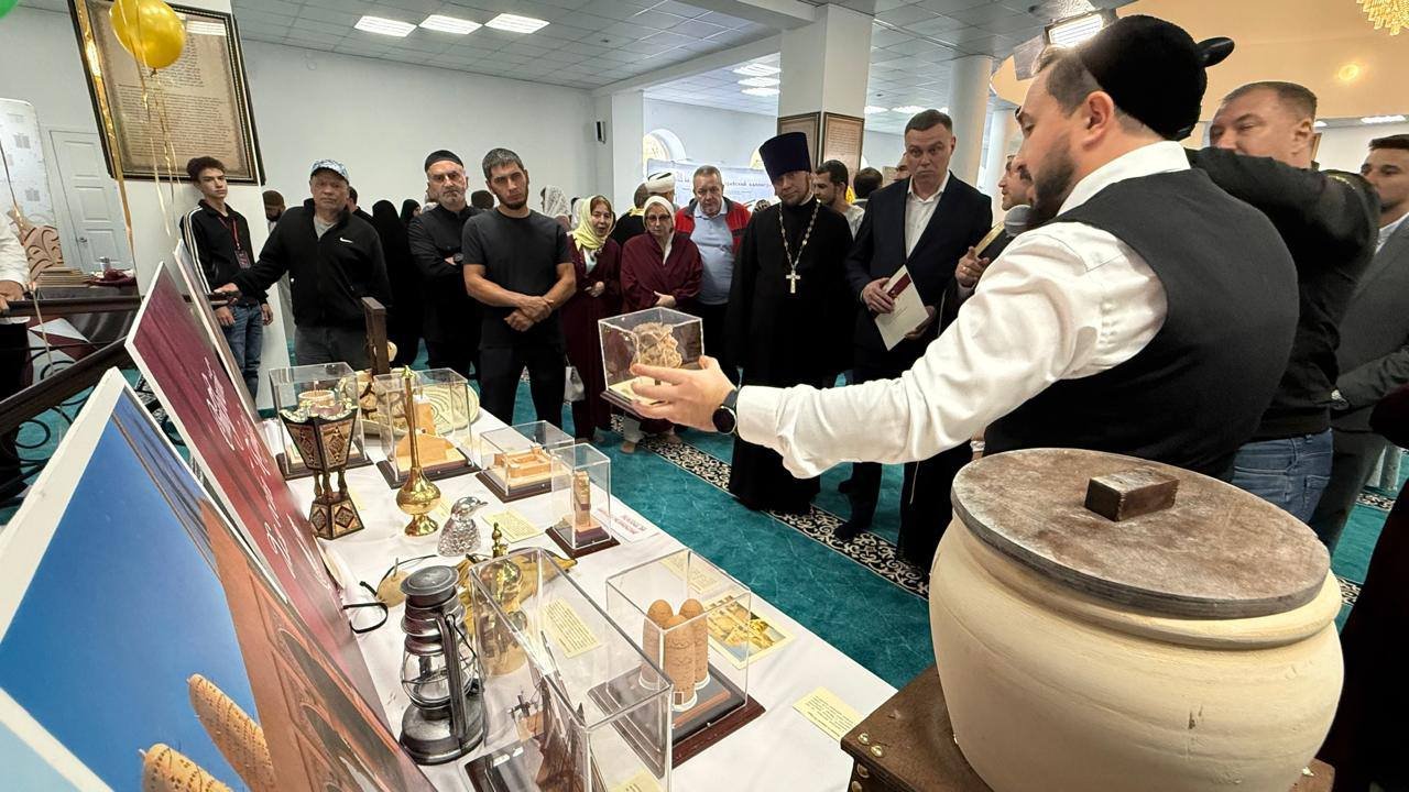 Выставка Мир Корана путешествует по России. Кадр из Саратовской соборной мечети