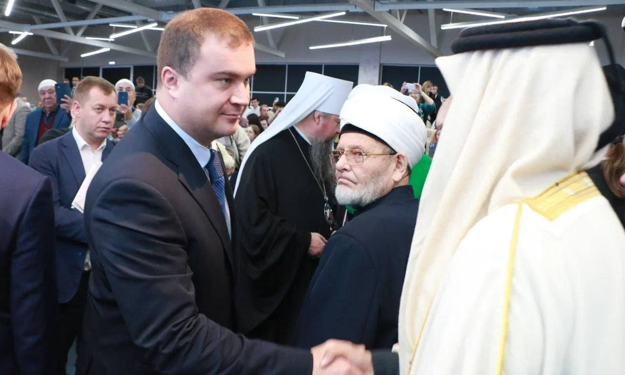 Губернатор Омской области Виталий Хоценко с участниками конференции. Фото: пресс-служба администрации региона