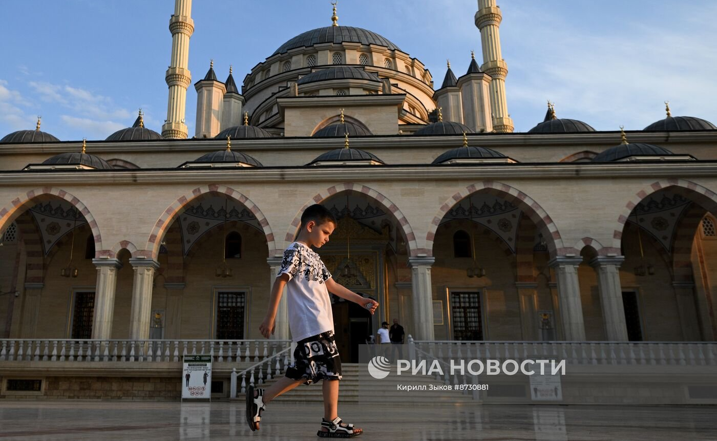 Мальчик возле мечети «Сердце Чечни» имени Ахмата Кадырова в Грозном. Фото: РИА Новости