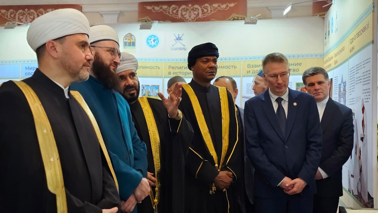 Почетные гости осматривают экспозицию