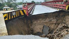 Обрушение дороги на острове Суматра, фото Bangkok post