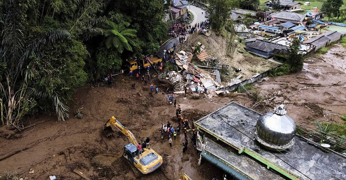 Последствия оползня на Суматре, фото breakingnews.ie