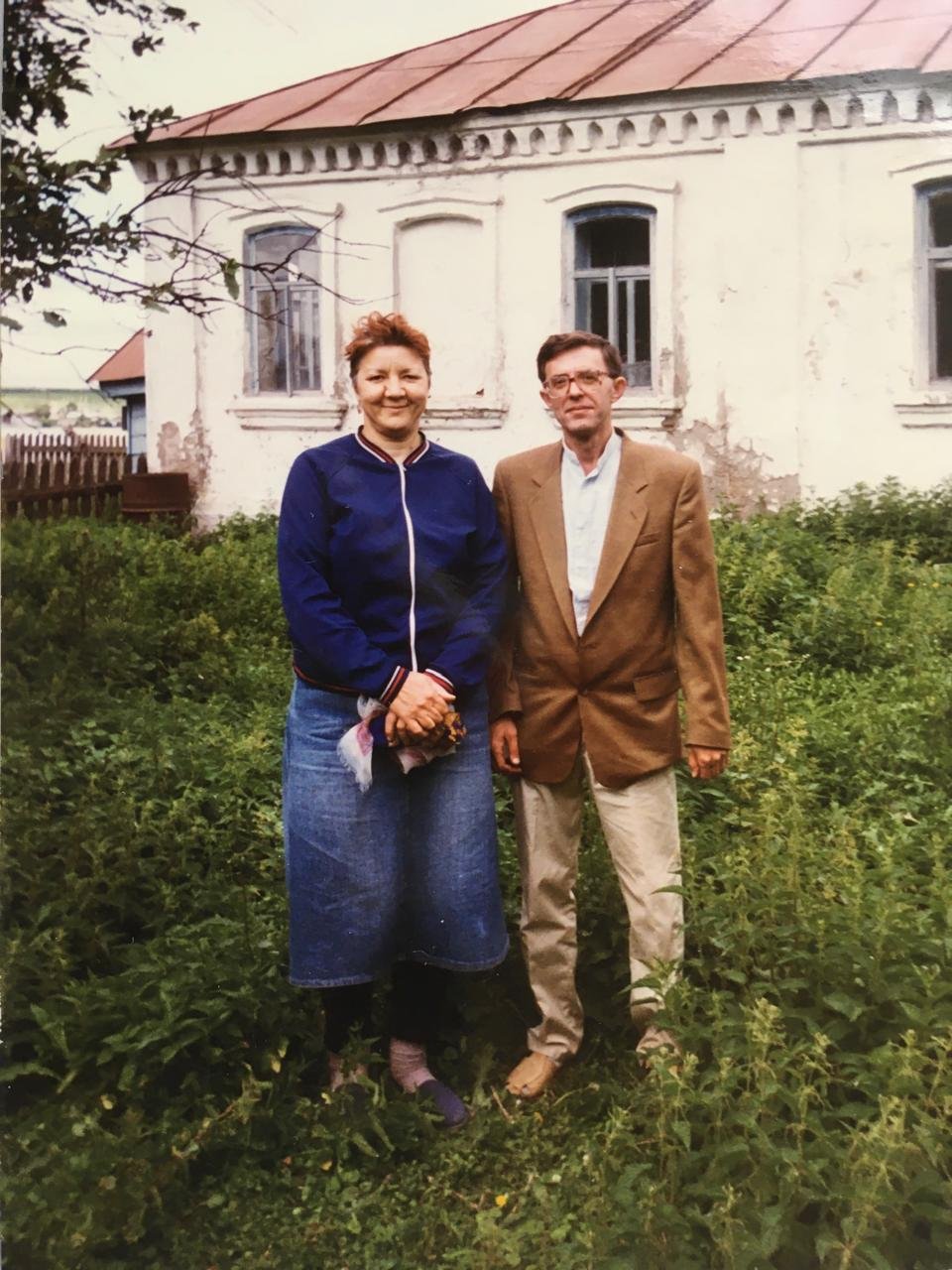 1996 год. Деревня Петрякси. Здесь я с троюродной сестрой Альфией Абдулхак кызы у дома моего дедушки Нурмухаммята. Сейчас здесь ветеринарная станция.