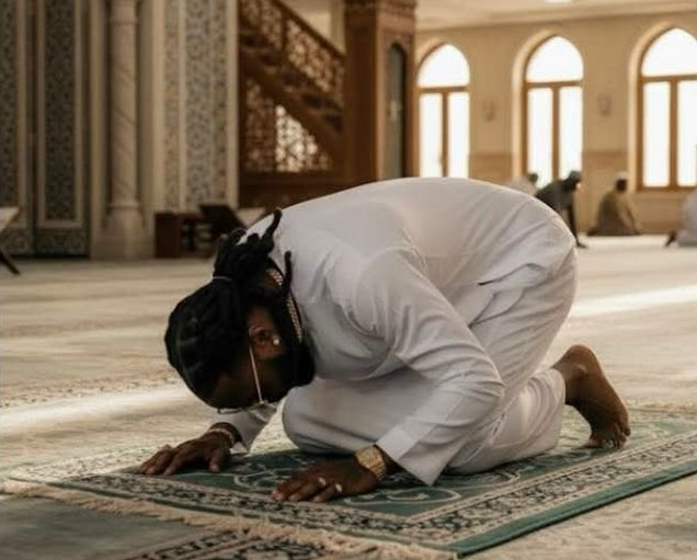 Burna boy за молитвой, фото New Telegraph