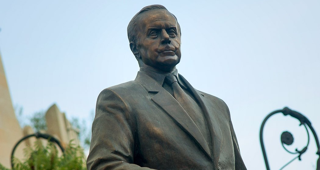 Памятник Гейдару Алиеву в Киеве. Источник: КиевФото