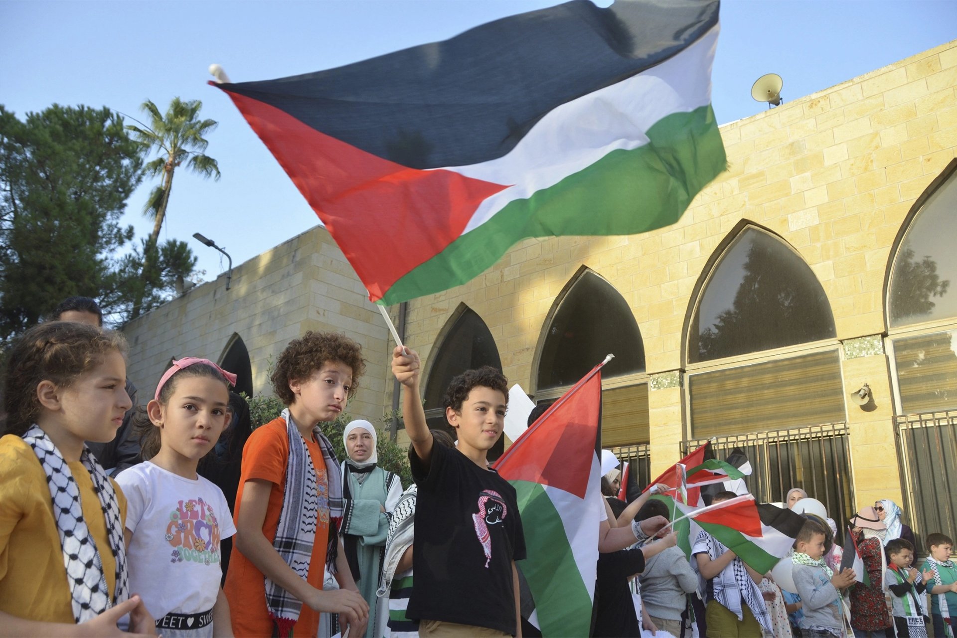 Палестинские дети во время патриотической акции. Фото: Reuters