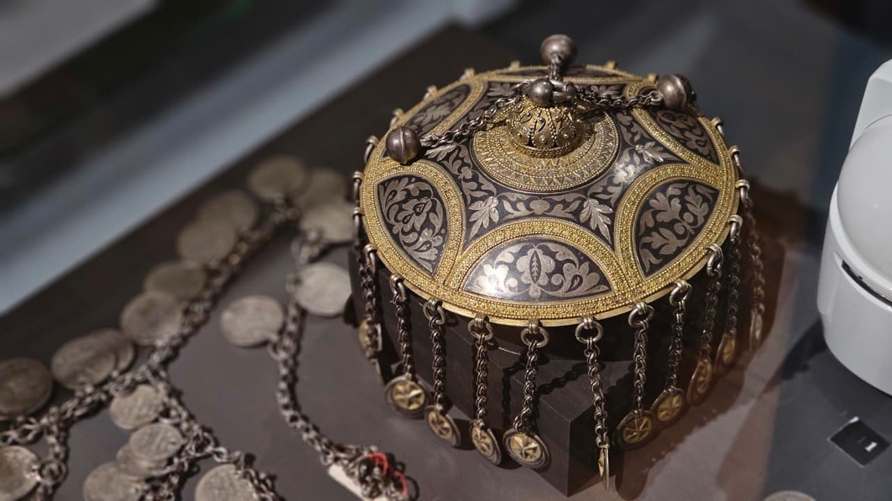 Навершие на женскую шапочку