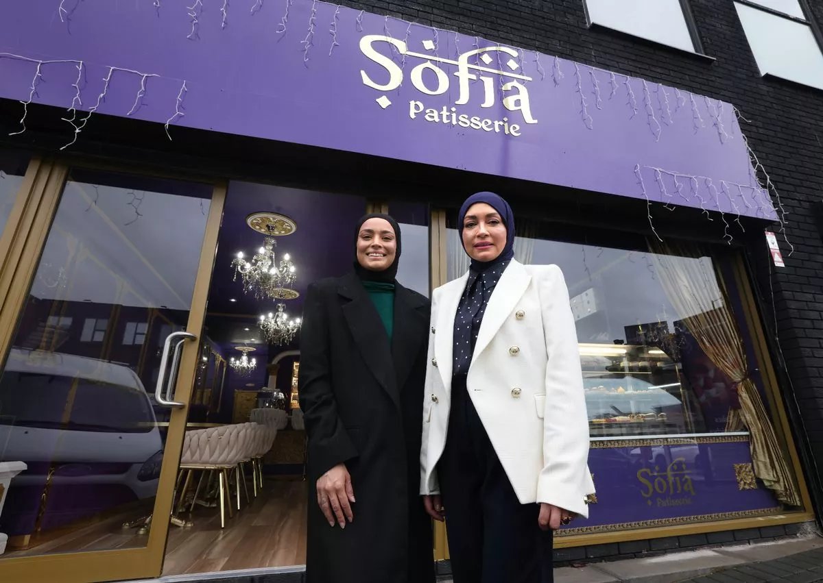 София Шейк и ее дочь Айша, фото Manchester Evening News