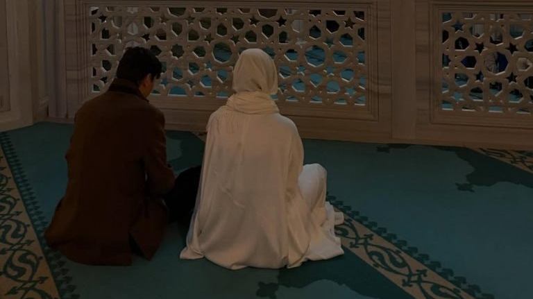 Акмаль и Александра в мечети, фото People Talk