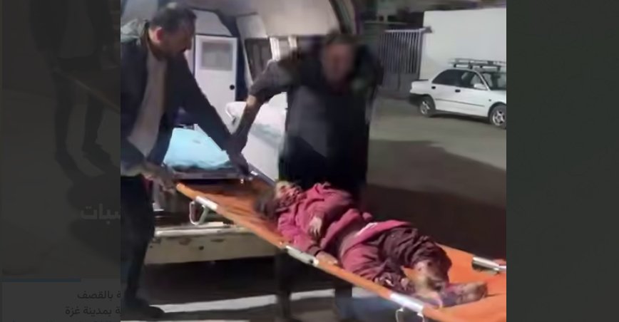 Сотрудники медицинских служб с ребенком, погибшим в результате израильского удара. Фото: соцсети