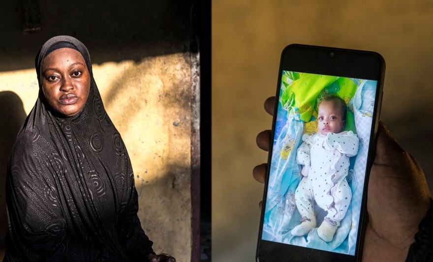 Марьям Сумах и последнее фото ее дочери Сабины, фото: Patrick Meinhardt / AFP)
