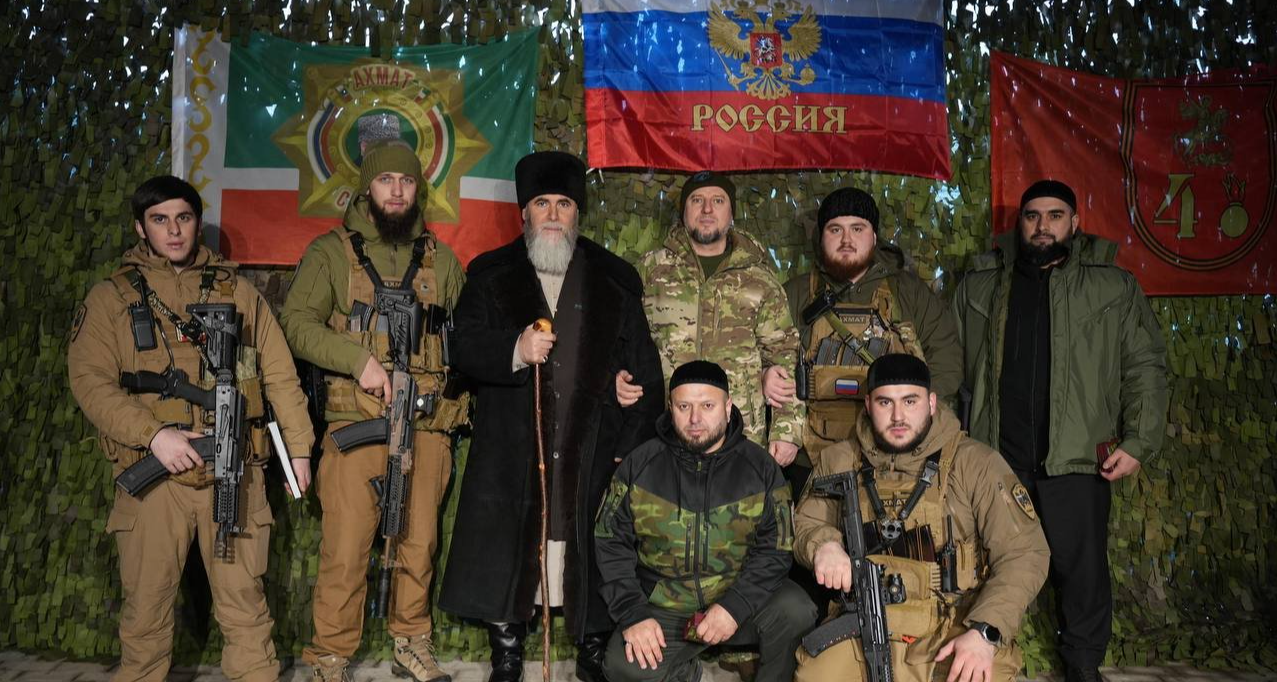 Муфтий Чечни Салах Межиев с российскими офицерами в зоне СВО. Фото: ДУМ ЧР